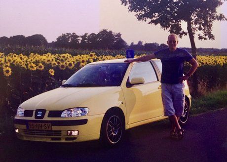 Vanillegele Seat Ibiza uit 2001 met zwart leer en donkere velgen