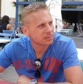 Instructeur Joram Henzen, die jarenlang bij Autorijschool Hartkamp werkte