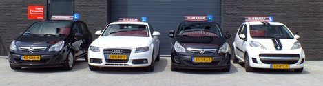De lesauto's van Autorijschool Hartkamp in 2012 naast elkaar