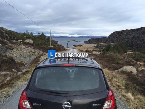 Rijles in de winter op het eiland Hovden voor de kust van Floro in Noorwegen