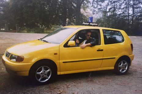 Gele Volkswagen Polo lesauto van Autorijschool Hartkamp uit 1996